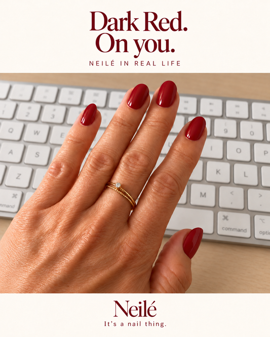 Neilé Dark Red in real life: gelwraps op de hand bij een toetsenbord