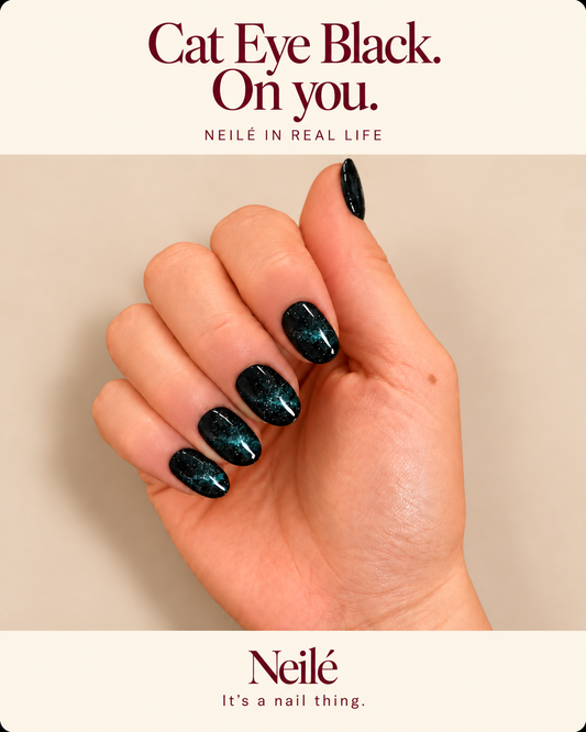 Neilé Cat Eye Black gelwraps op een hand, in zacht licht